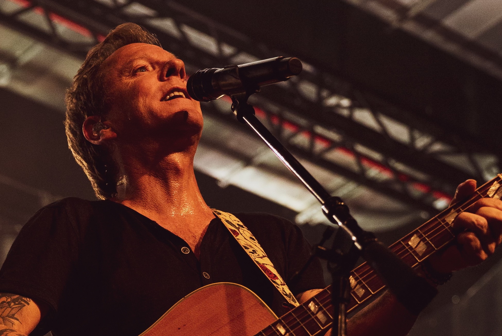 Kiefer Sutherland live